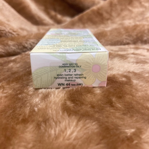 CLINIQUE EVEN BETTER REFRESH HYDRATING AND REPAIRING MAKEUP - Picture 5 of 6